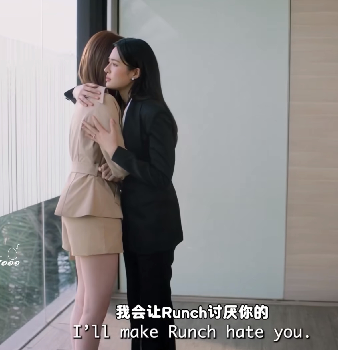 画外音是婆婆说“我会让runch讨厌你”，合理怀疑是不是婆婆和这男的女的凑一起合