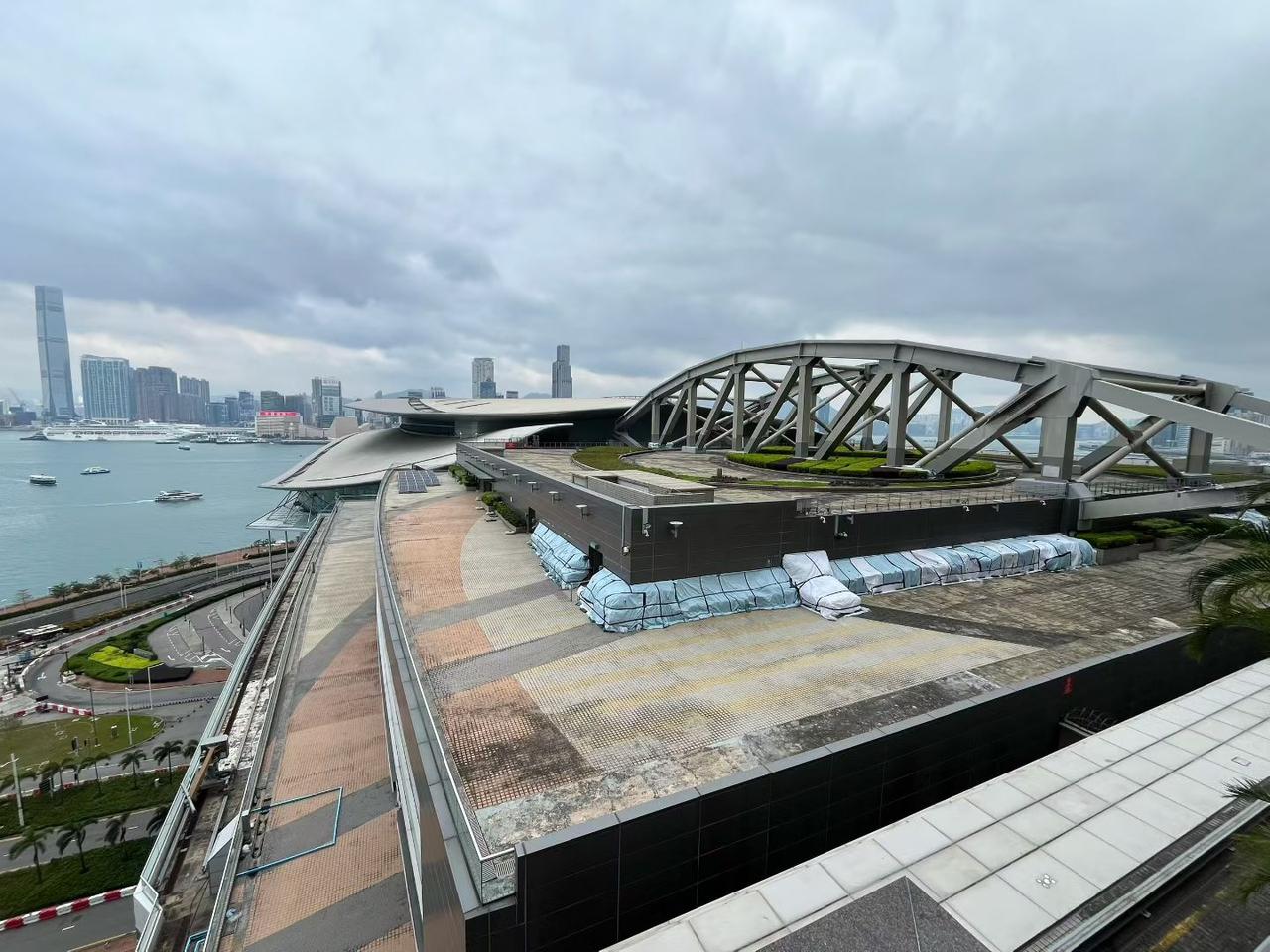 四川资阳有家长称放秋假带孩子到一游乐园游玩时遇到了极大的客流，在现场全是嘈杂声，