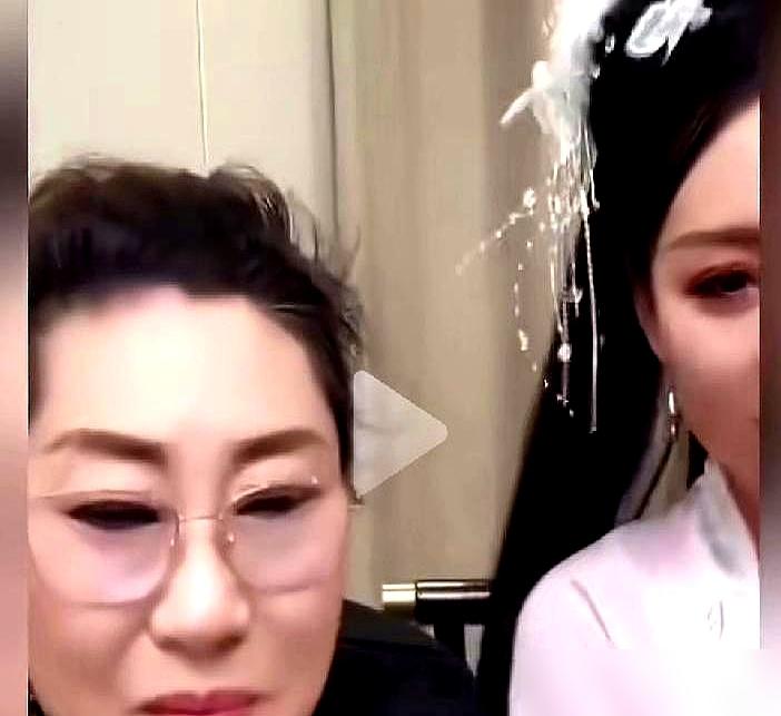 郭德纲当着几亿网友的面，开口就叫“开封王婆”一声“婶子”！
 
这事一出，所有人