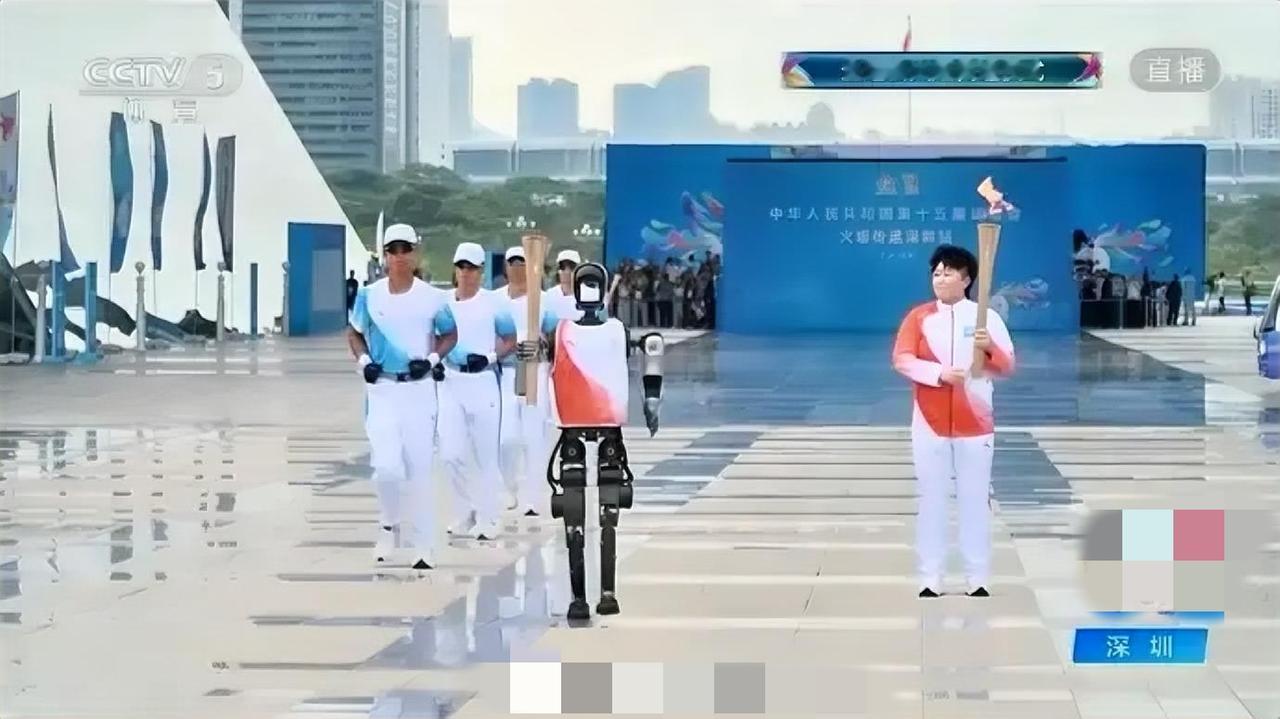 机器人当火炬手？全运传递深圳站惊现科技“猛将”
 
今日上午，第15届全运会火炬