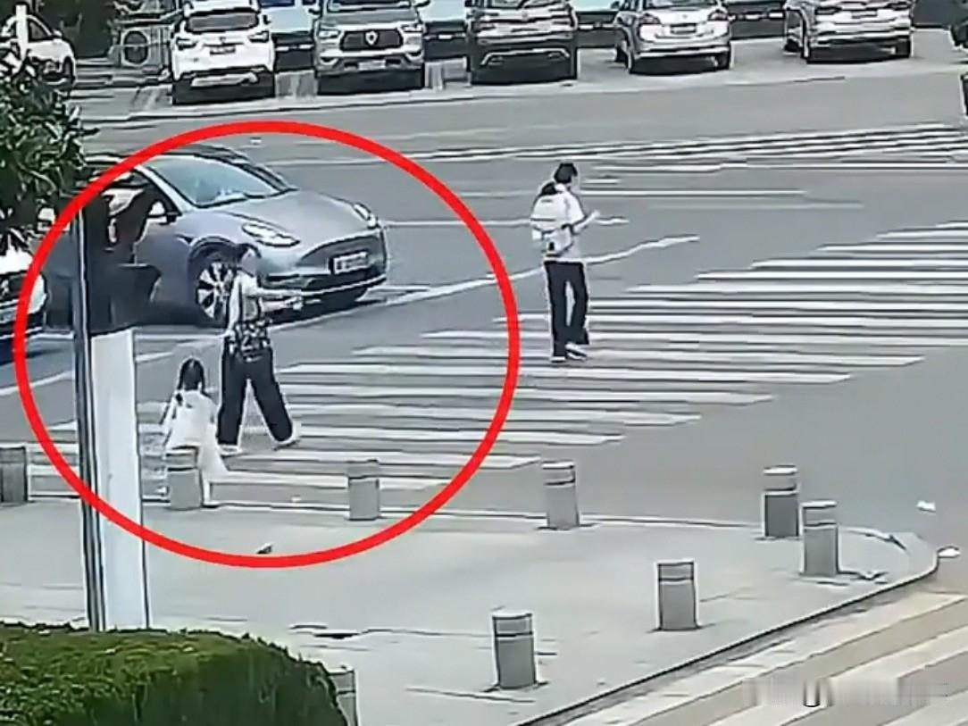 湖北街头，11岁女孩过马路，瞅见4岁妹妹一个人站路边，怕出事，想送她去派出所。谁