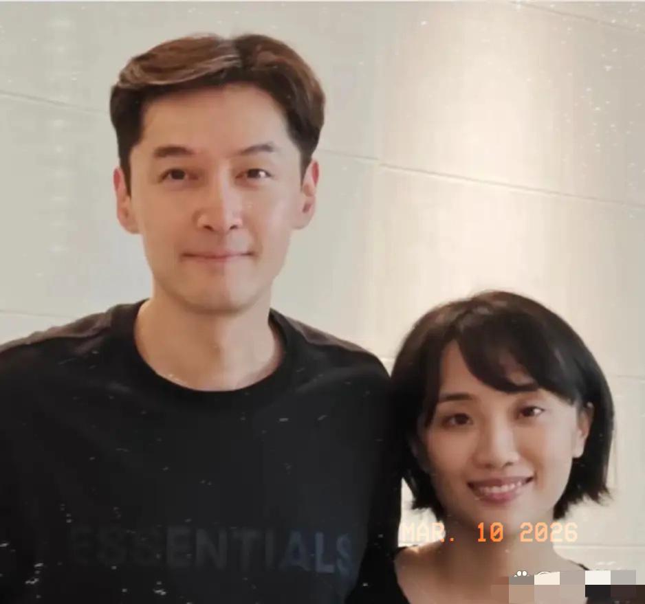 胡歌这事儿一出，最伤心难过的还得是他现任妻子。

她从助理、经纪人一路走到妻子，
