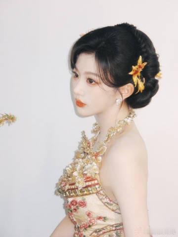 孔雪儿裸背孔雪儿现身时尚中国之夜红毯现场，这样的造型也是非常适合她，露背设计完全