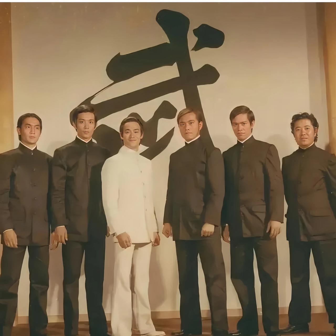 一身中山装，威武霸气，实在太帅了。