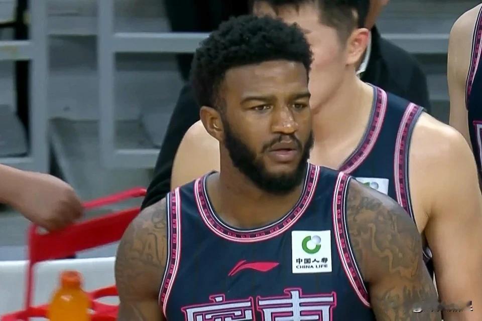 广东队上半场以44：41领先辽宁队。6个没想到：
1.没想到胡明轩运球失误被逼超