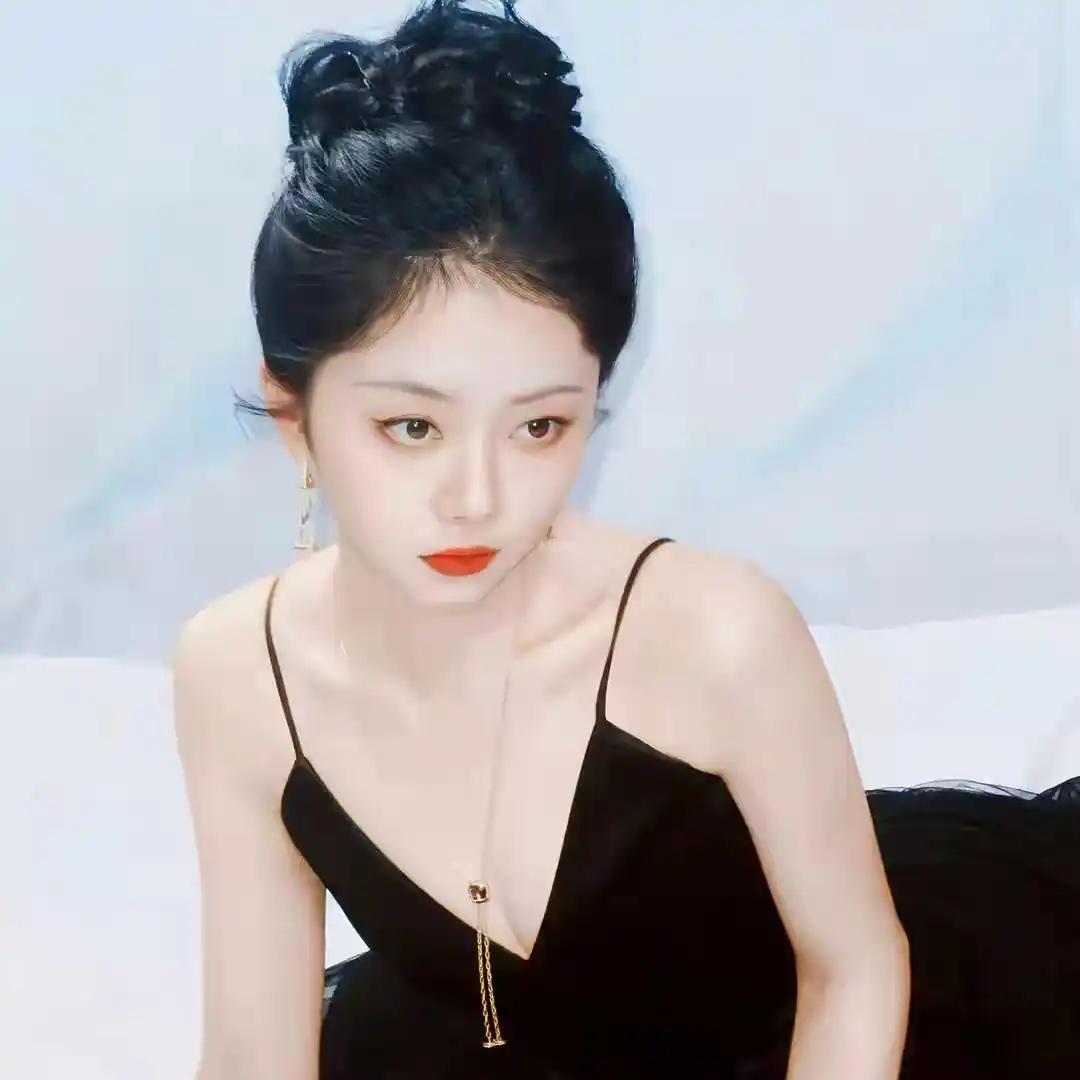 古街里还有不少传统手工艺品店，能看到匠人们现场制作糖画、捏面人。茶馆也很多，找个