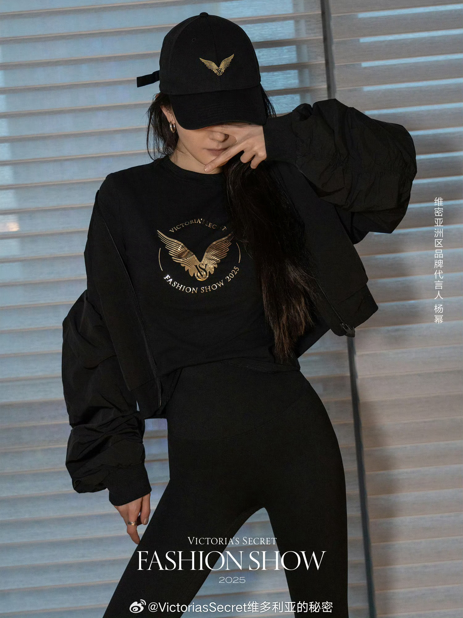 出发前是图1   头顶鸭舌帽的酷飒帅气girl看秀前是图2  漫步街头从容惬意的