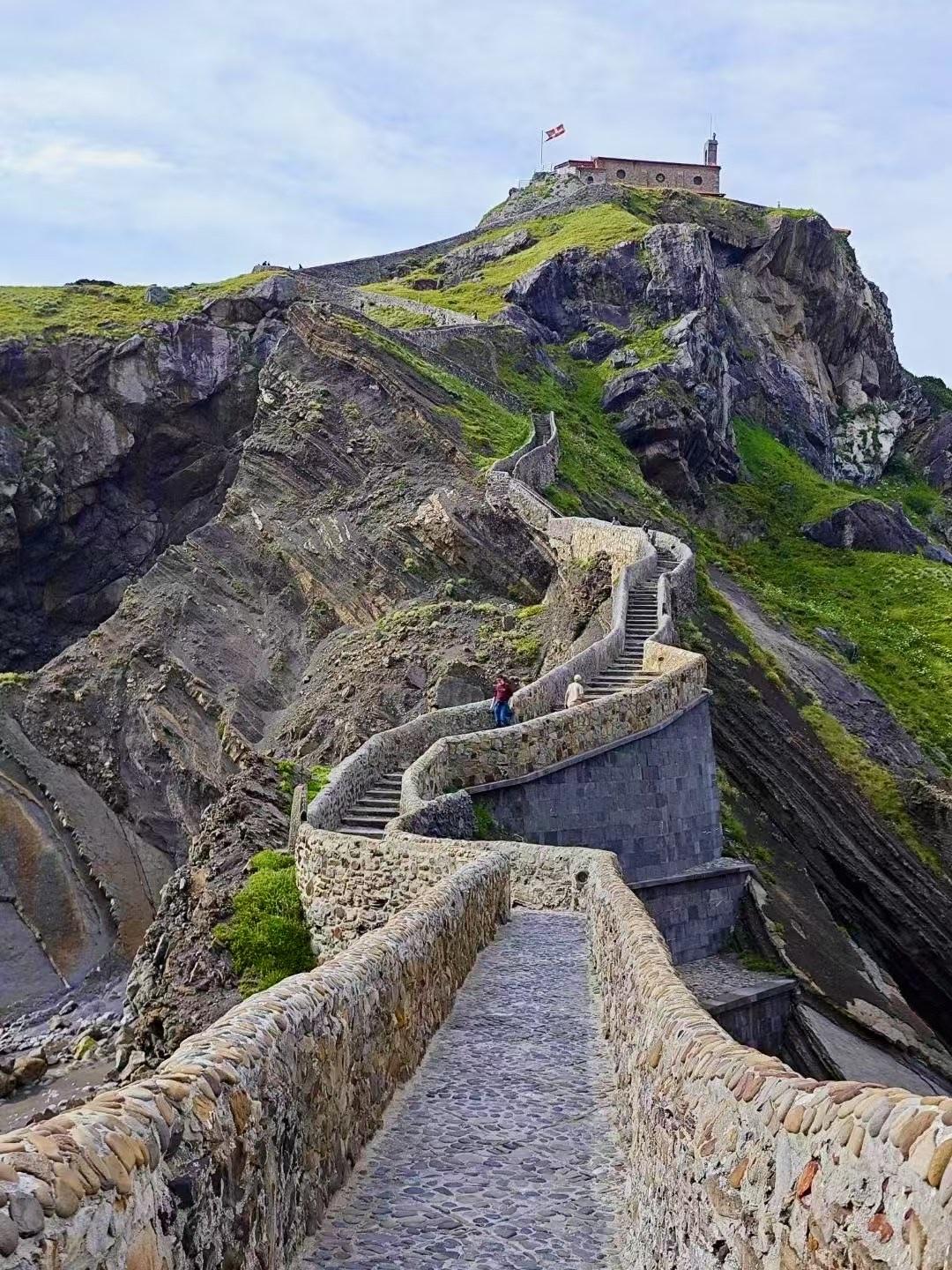 今天我发了一个西班牙、葡萄牙 27 天的线路视频。一位网友联系了我：她说几年前跟