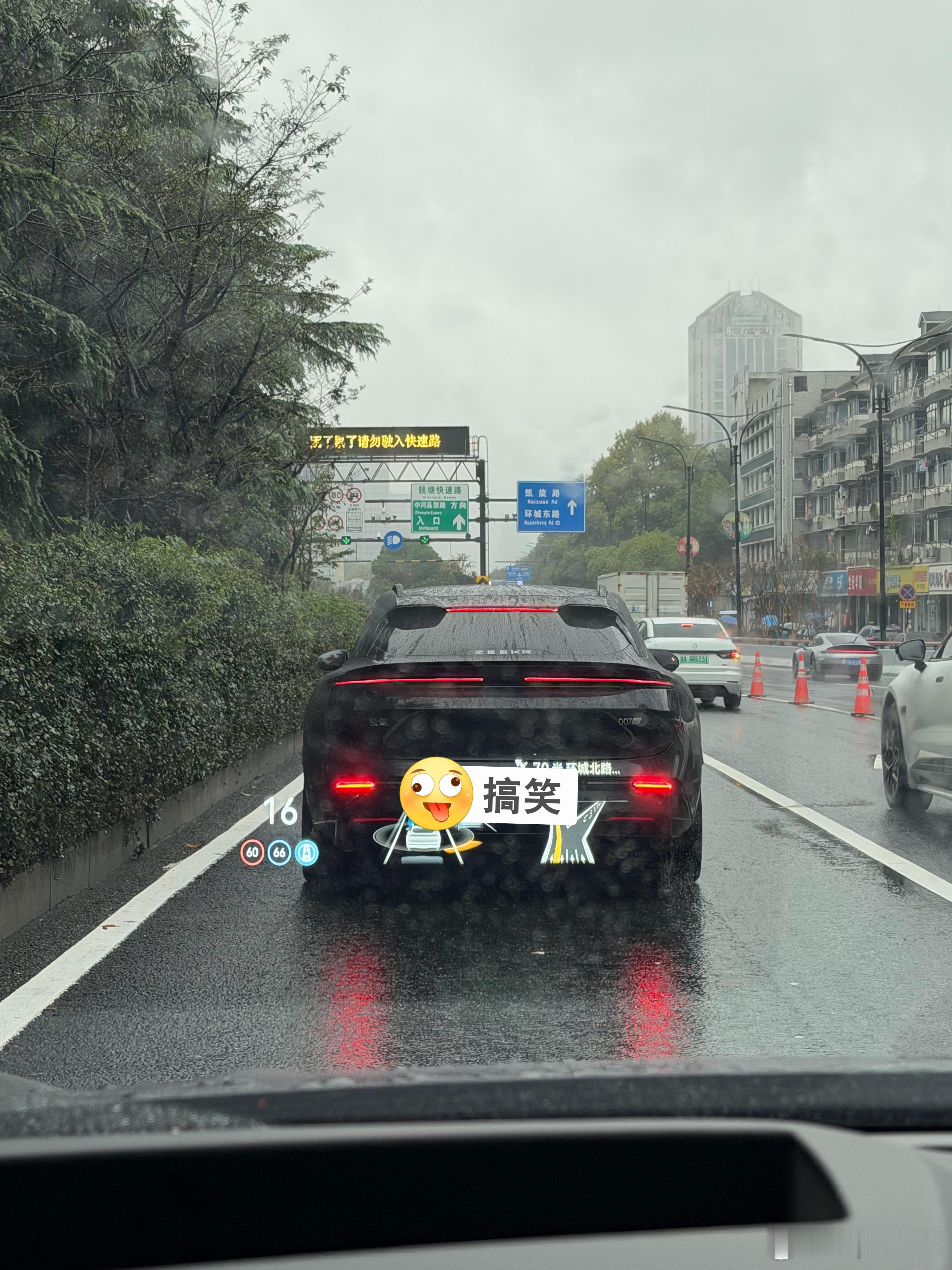 两台黑色一前一后