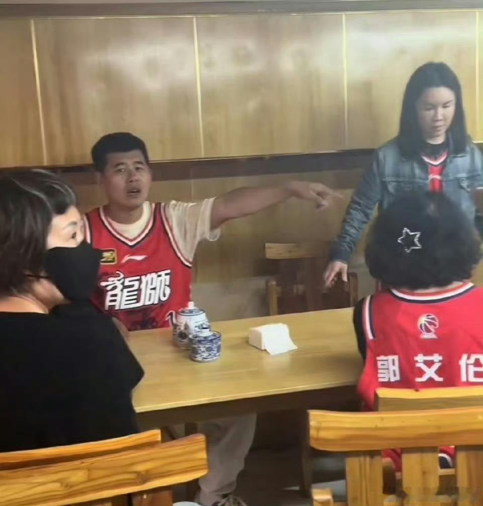 辽篮球迷，自强不息。回望辽篮三连冠之路，荣光背后满是不易。赛场内外，多少自媒体刻