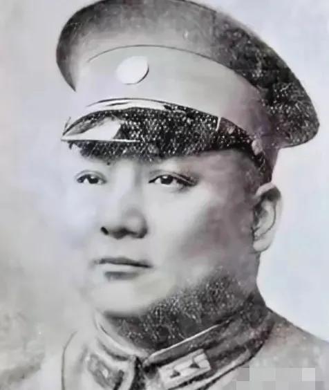 1944 年，夏斗寅的二姨太卷走所有财产，和蒋介石亲信私奔了。夏斗寅气愤不已，去