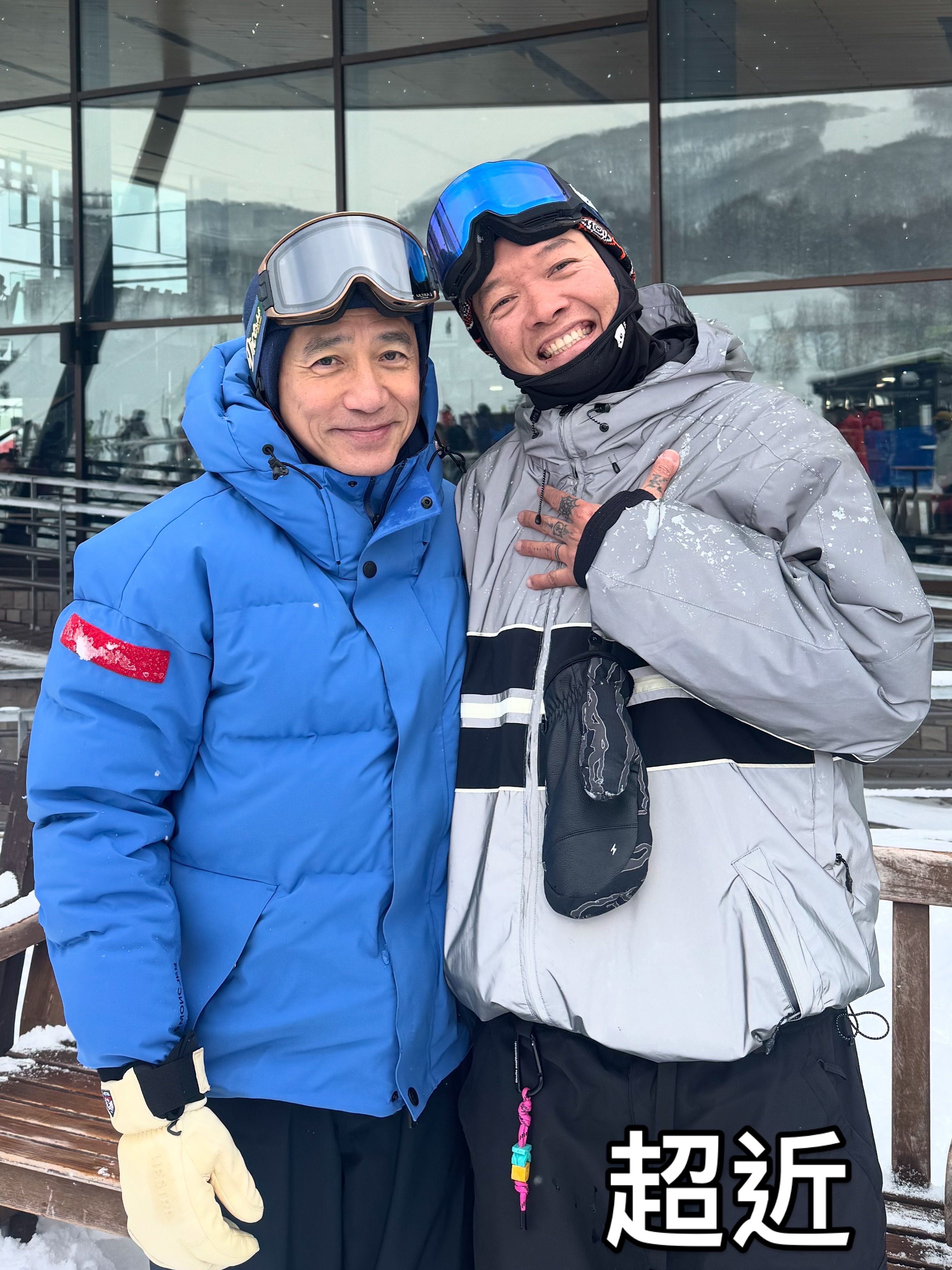 滑雪教练晒与梁朝伟合照🏂滑雪教练：近→好近→劲近→超近→冇得再近 再近嘅话我副