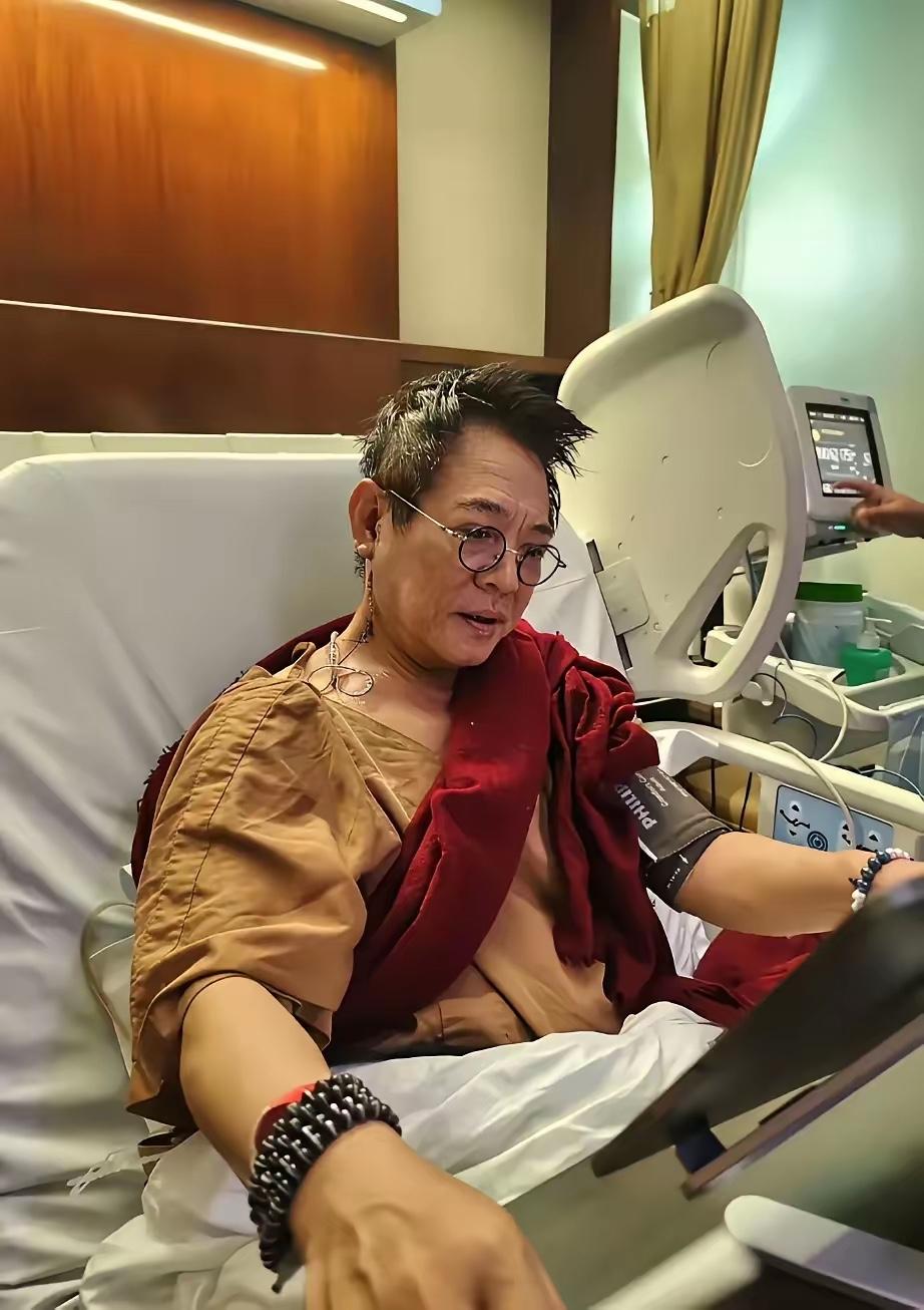 前段时间功夫皇帝的手术，那是如临大敌履薄临深，穿僧袍带佛珠！事后他的朋友说他是做