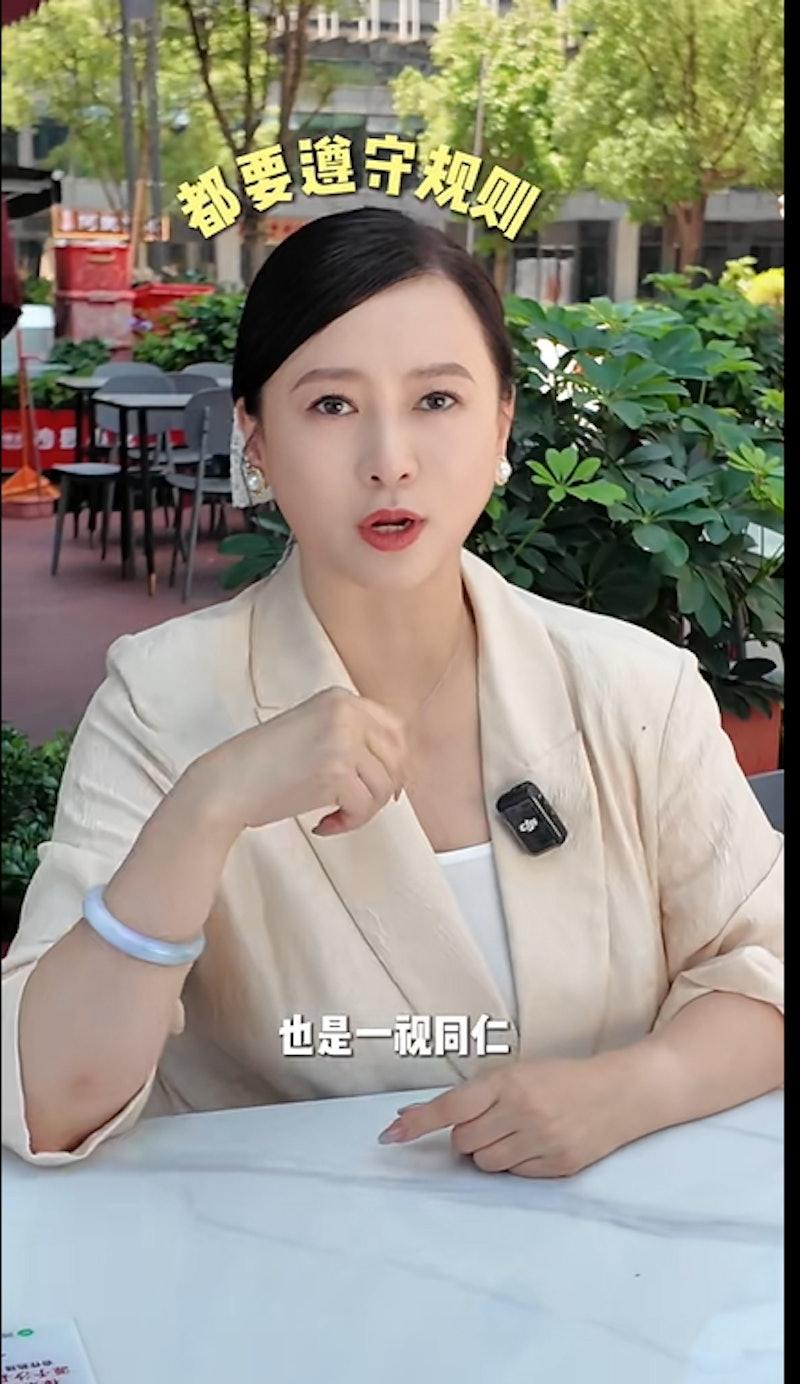 56岁的翁虹，赢得1989年亚姐冠军入行，近年跟丈夫及女儿一起长居上海，虽然她早