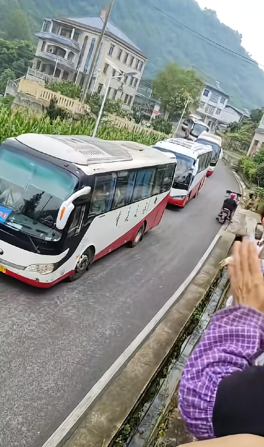 中考肯定比高考重要!跨过中考，稍稍努力就基本上等于考上大学本科。
而中考只有60