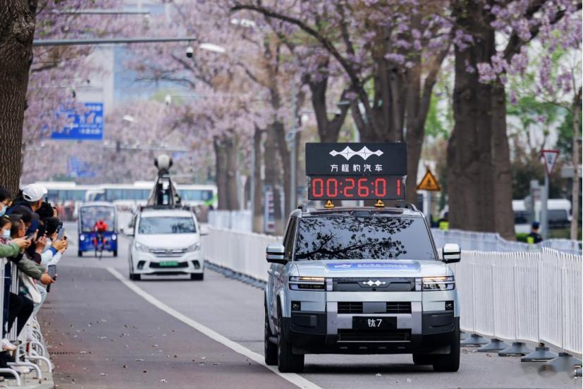机器人破人类半马纪录 方程豹凭硬核实力全程护航4月19日，全球首个人形机器人半程