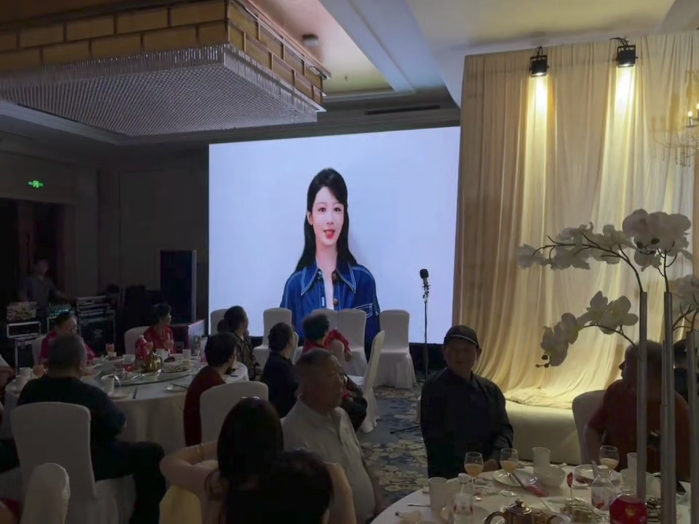 杨紫网传杨紫客串电影千里江山图好小众的话题:表妹结婚表姐送新婚祝福，关键表姐是杨