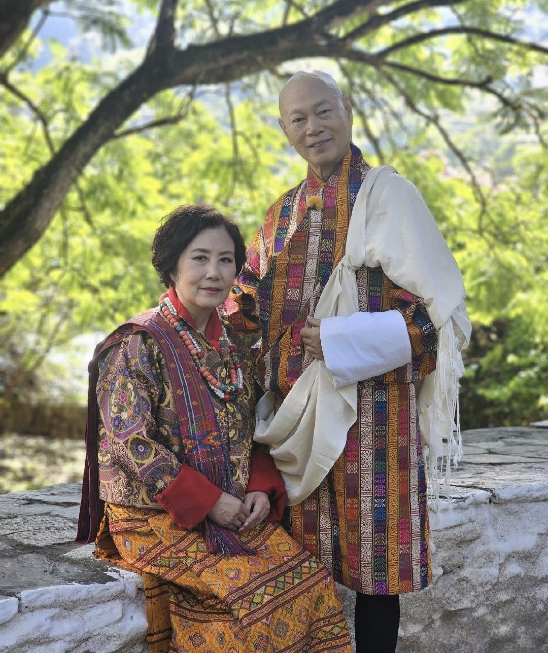 78岁汪明荃和79岁罗家英在不丹旅游，体验了当地的传统婚礼，他们穿上了当地的传统