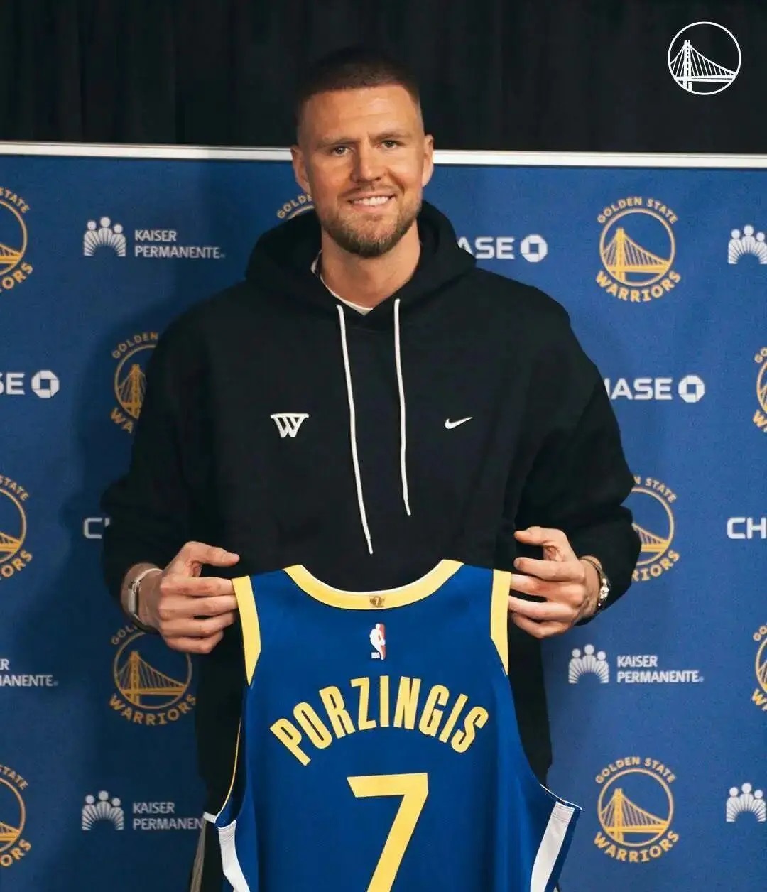 波尔津吉斯今天将继续缺席和湖人的比赛 科尔赛前 “ 他生病了 所以将继续缺席 我