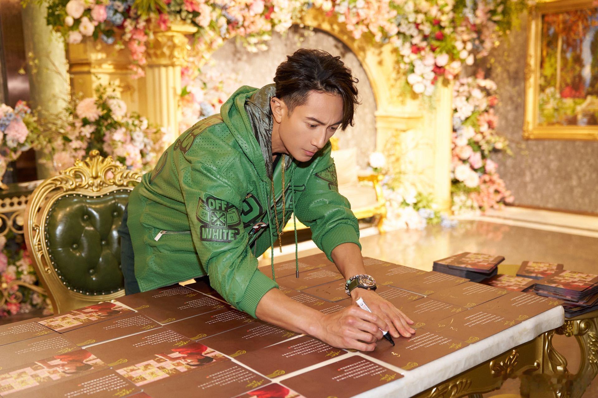 吴尊送粉丝20周年钢板明信片 吴尊的20周年见面会也太好哭了吧！分享拍戏回忆+宠