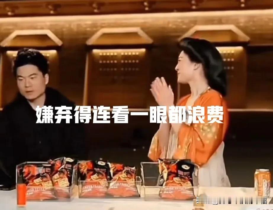 这是有多嫌弃？连看都不看一眼
你离我远点
盼盼却还笑得那么可爱
原来有多嫌弃就有