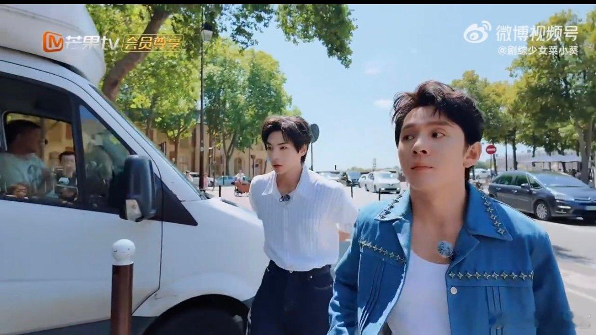 李佳琦颜安柜哥变送货小哥 营业收尾依旧全力以赴！拉着满满一车产品直奔渠道店，柜哥