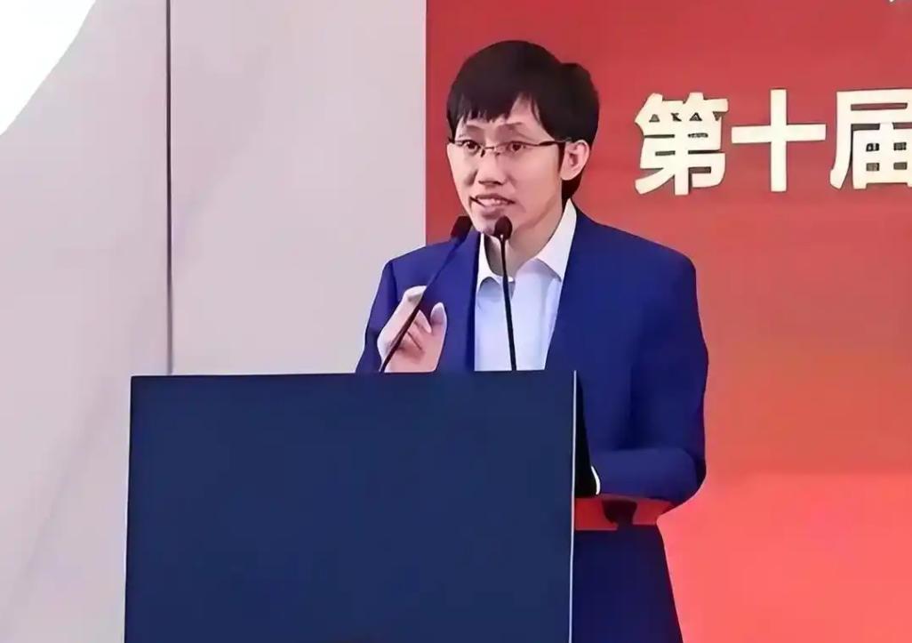 梁文锋疯了。
刚拿完500亿融资，转头就把钱砸进了内蒙古一座小城——不是买楼，不