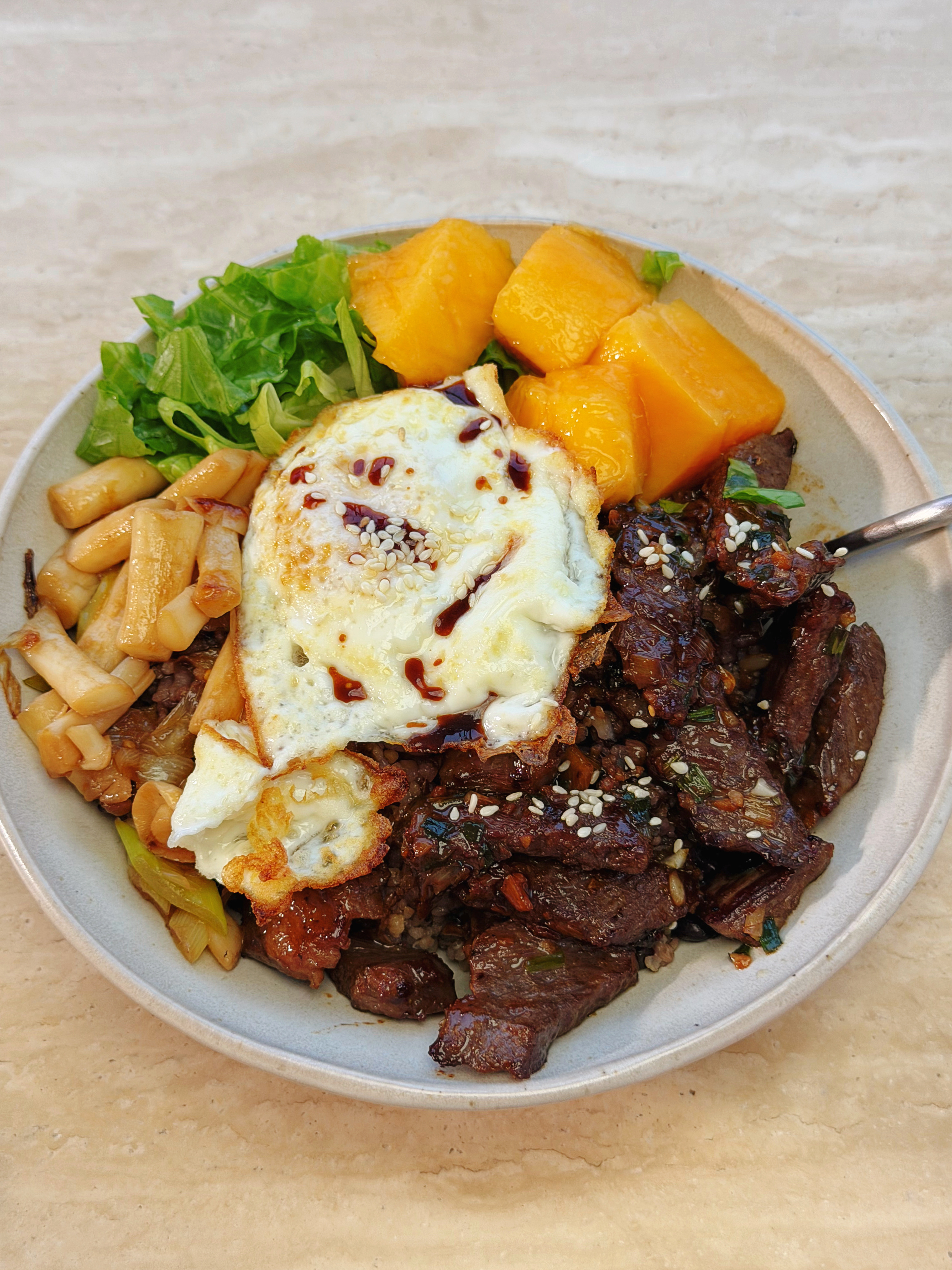 今日晚饭：芒果牛肉饭这名字像是我和牛的定情饭哈哈哈哈哈哈哈哈哈但是好吃的！芒果放
