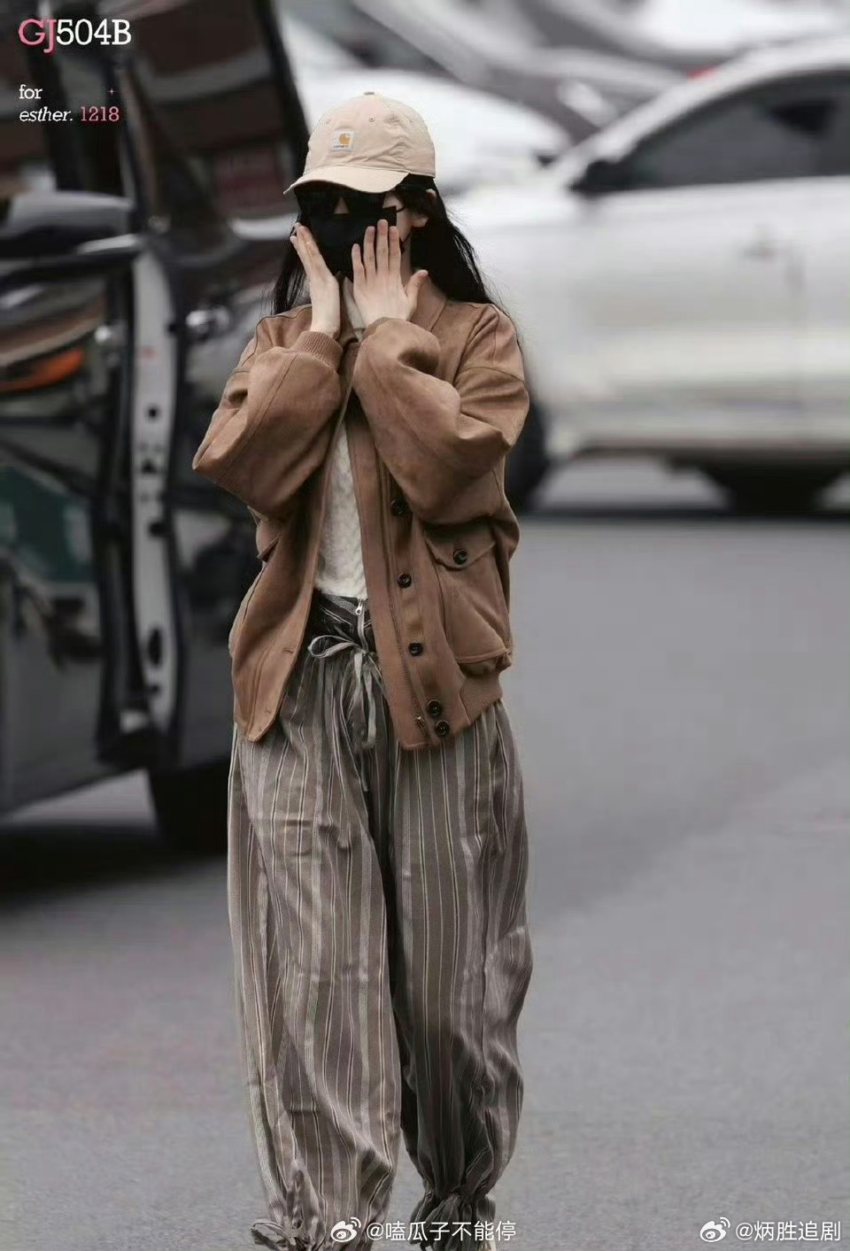 虞书欣《云初令》今日上班路透，这个路透摆拍感很重