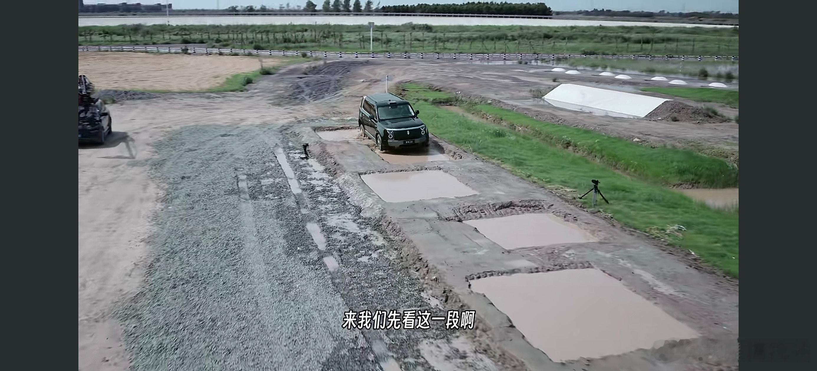 据我对AI做视频的了解，现在AI做不成这种地步，之所以车上没粘泥，一方面是因为这