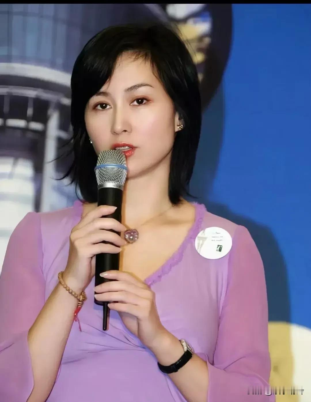 这绝对是何超琼最美的一张照片！

可惜这么优越的基因，因为没有后代已经无法传承了