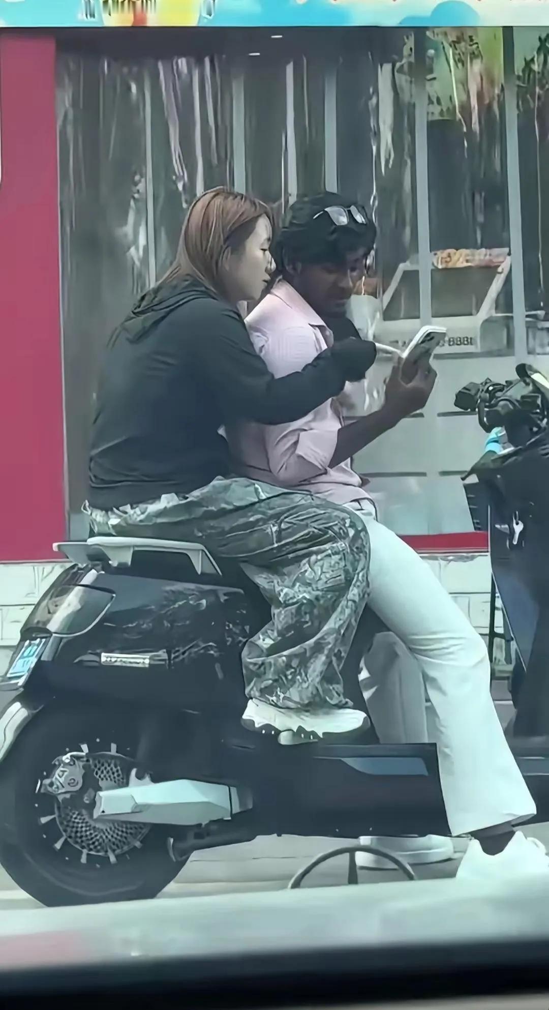 明明长得不是很帅，为什么美女喜欢跟他在一起？