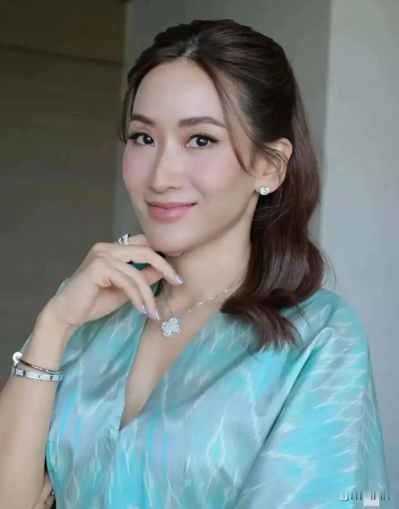 洪森作为一国首脑，泄露他和佩通坦的通话录音，这是很不道德的。
    两国元首级