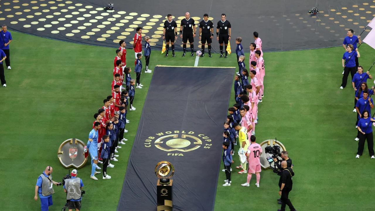 足球老规矩要被打破了！5月14日，国际足联（FIFA）曝出猛料：2026年美加墨