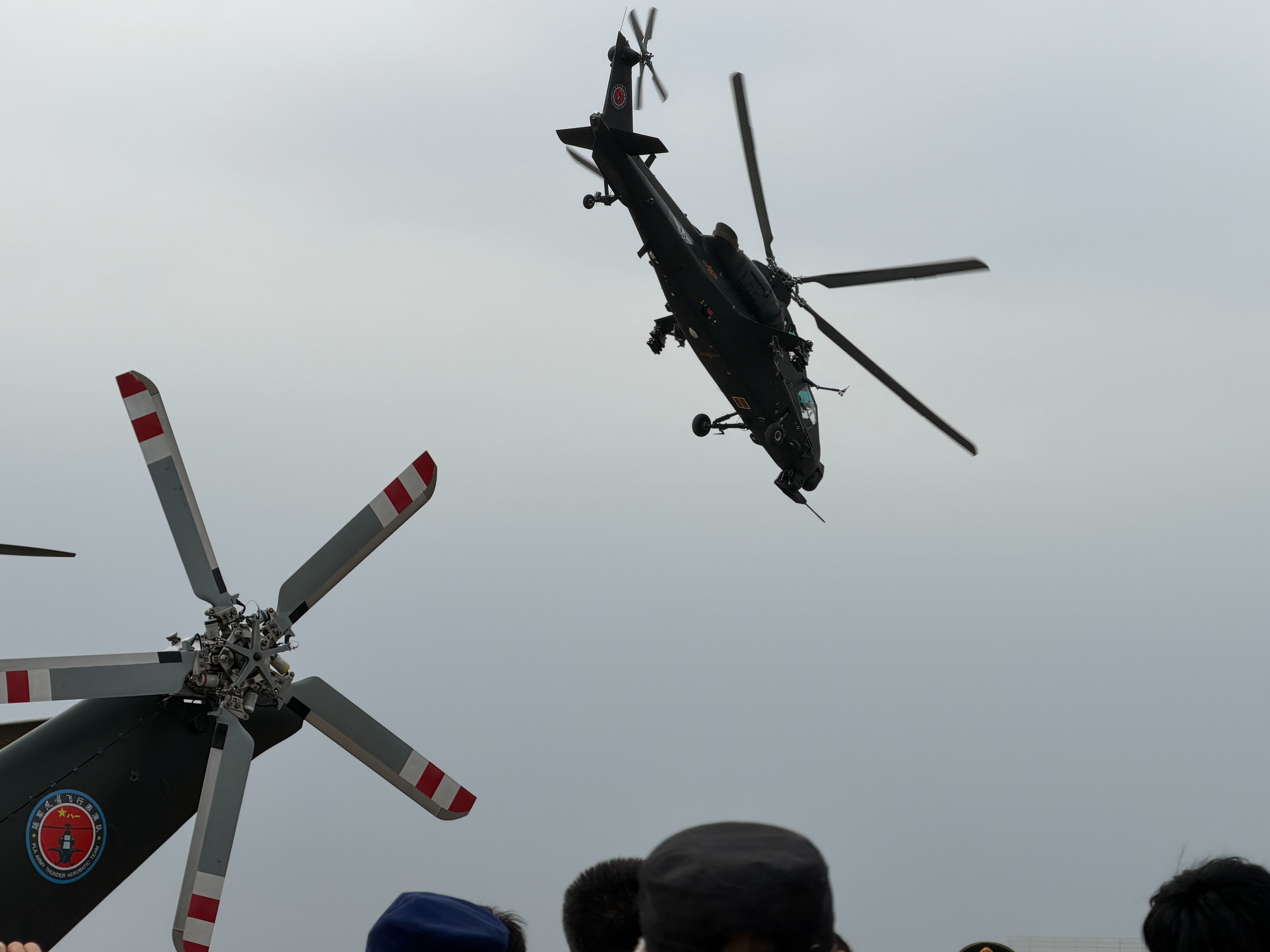 间谍在民宿拍军港被老板举报感谢店主火眼晶晶揪出间谍立大功。大型武器外观保密困难，