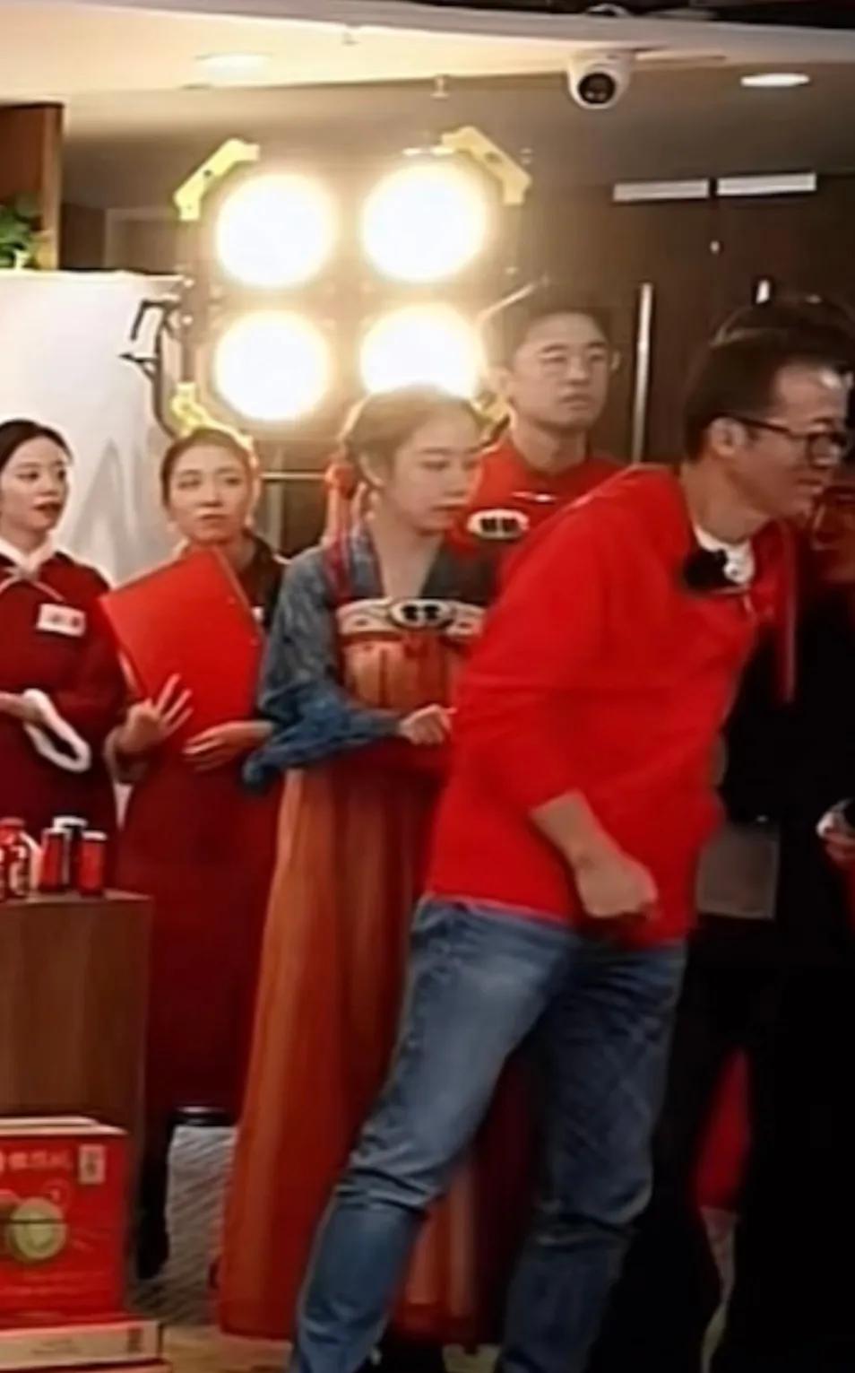 #天南地北大拜年# 一起领红包>董宇辉度过了他人生中经历坎坷的一年了吧，在年会上