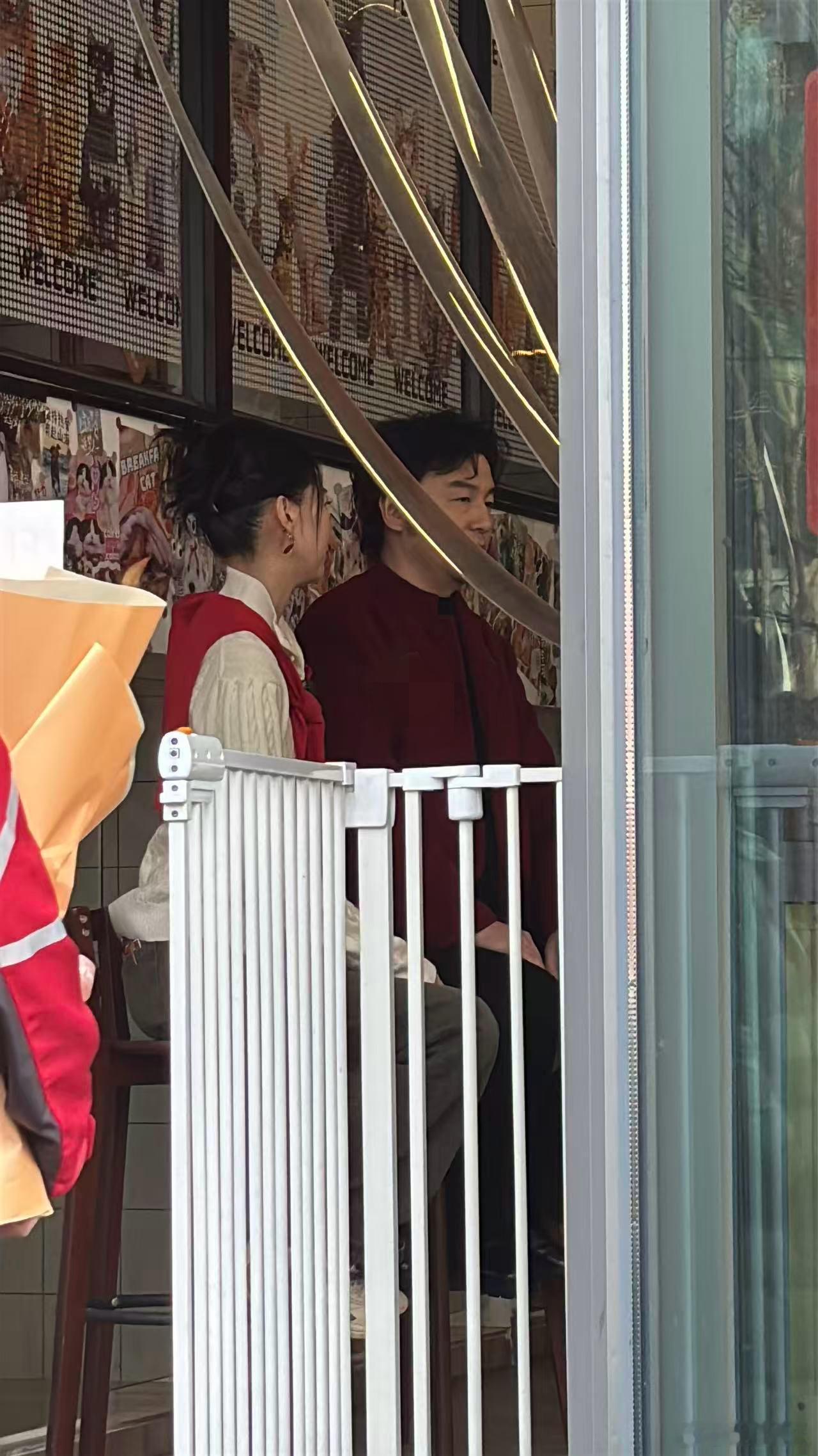 雷佳音自带坚果上街唠嗑 知道的以为是上海，不知道的以为谁家炕头呢！网友偶遇上海街