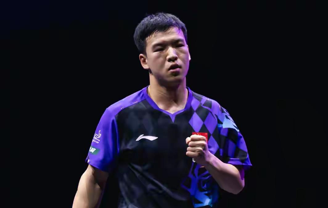 向鹏：小陈，战况如何？
陈垣宇：3-0拿下西蒙，你呢？
向鹏：3-1西多伦科，进