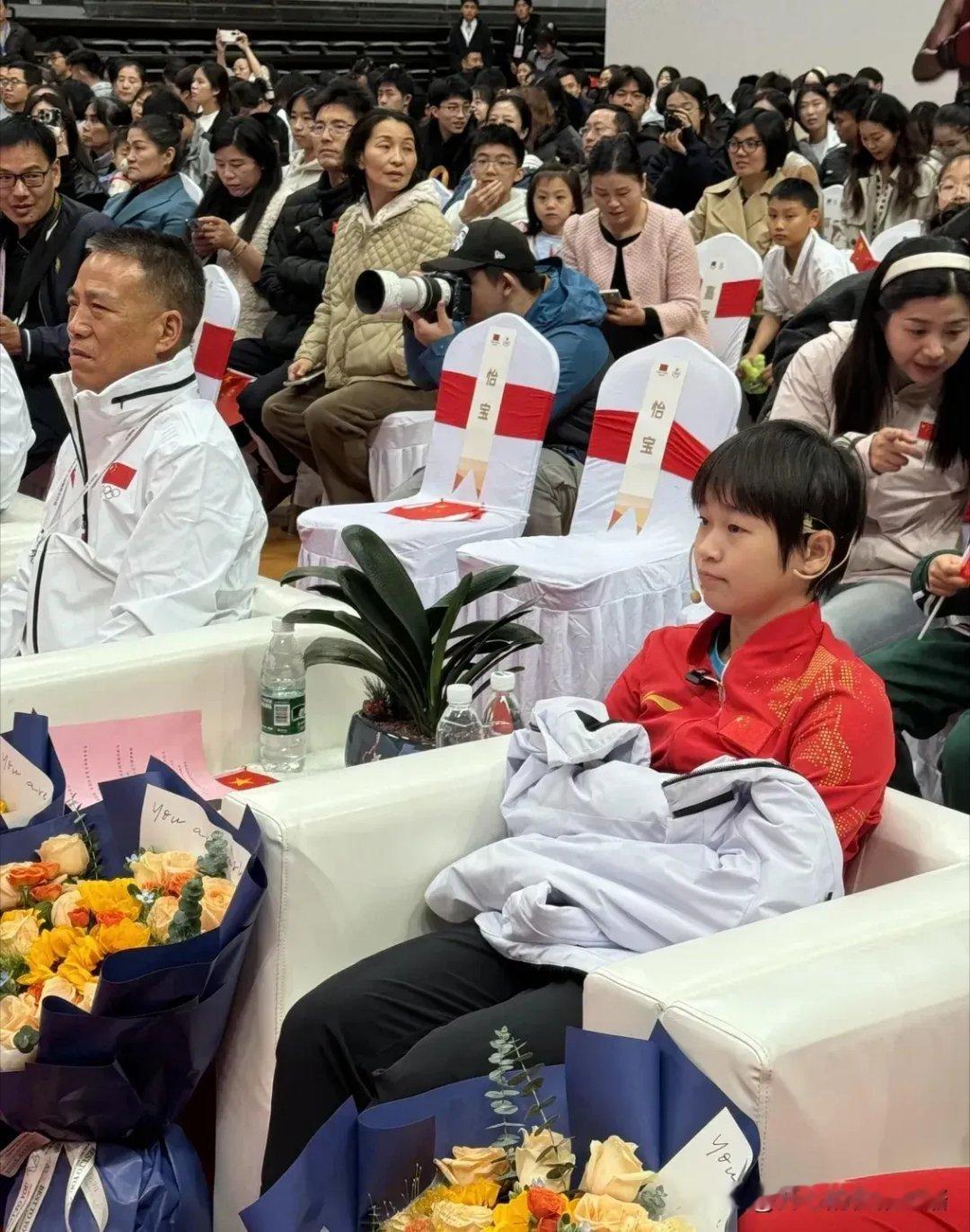 全红婵又去武汉参加国家队公益服务大行动，活动现场全红婵萌萌哒。看背影全红婵长高了
