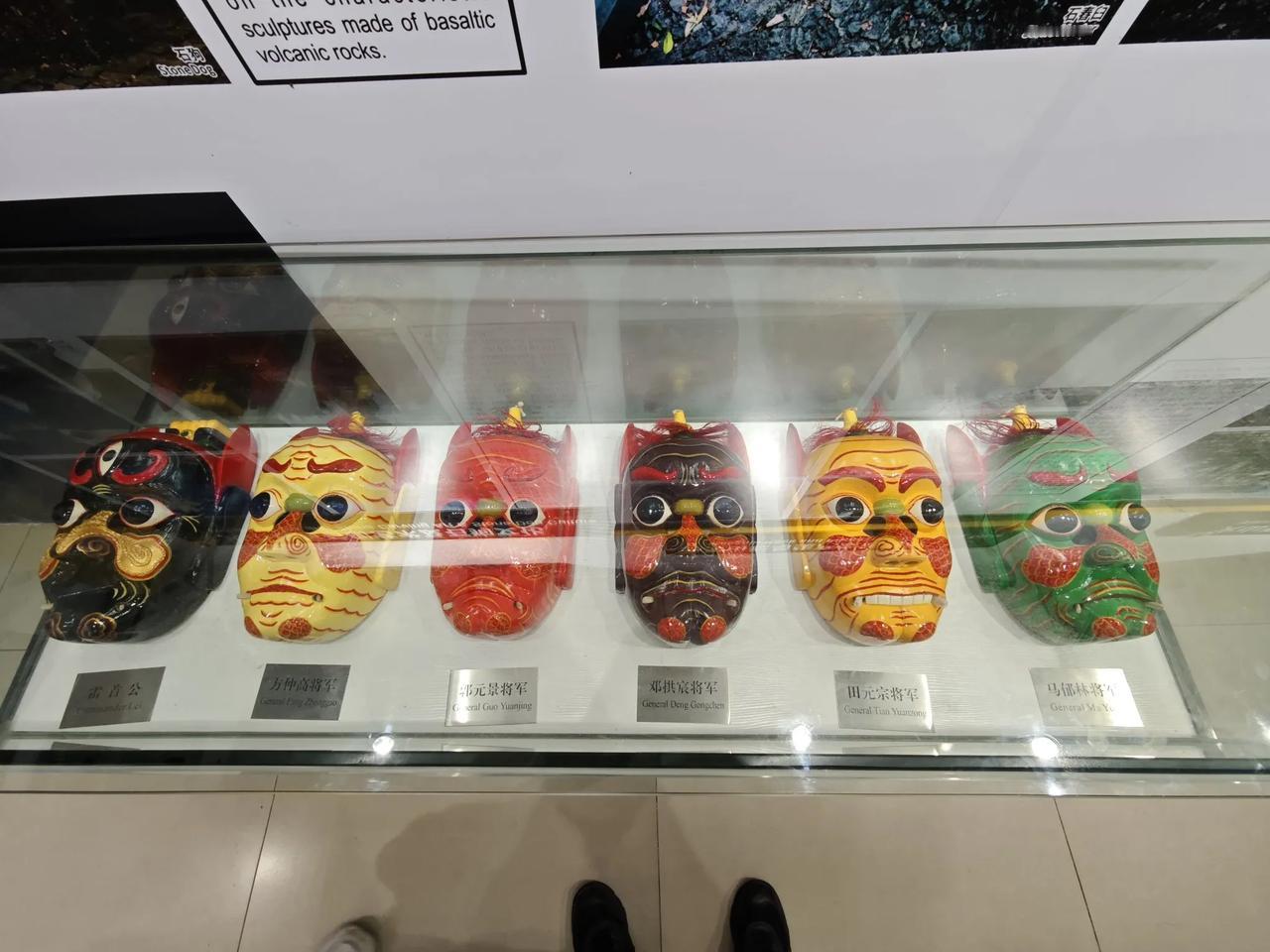 雷州傩舞面具在材质与工艺上独具特色，传统面具多采用质地坚硬且防虫蛀的樟木雕刻，部