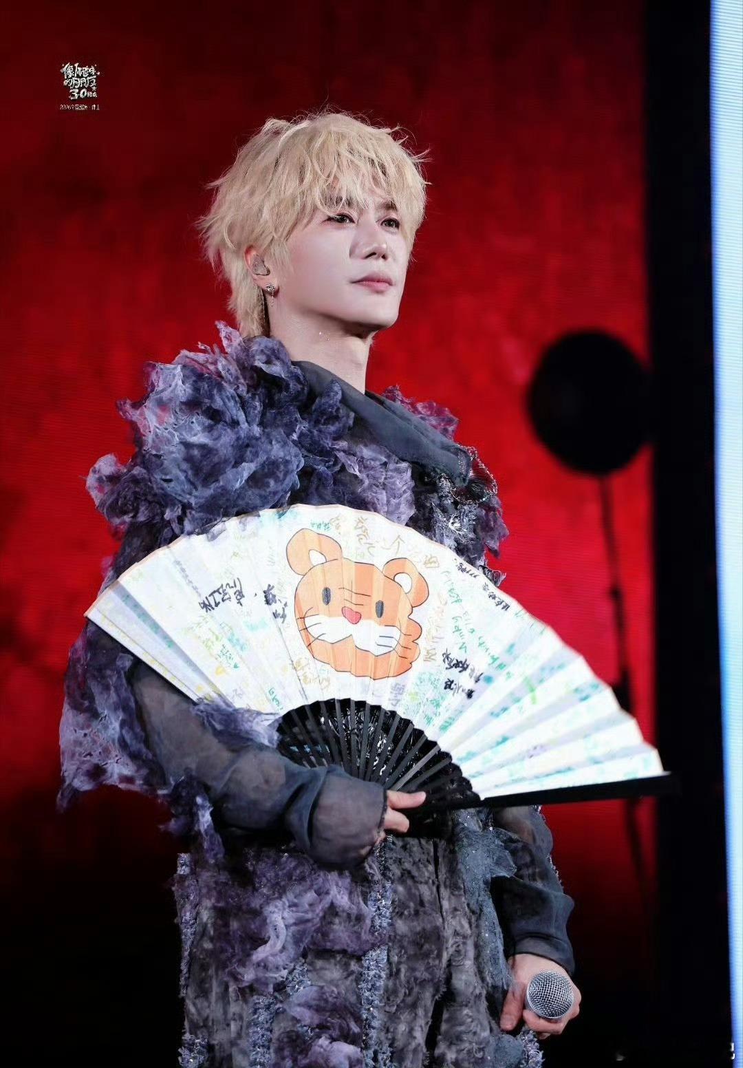 陆虎我们和好了吧舞台上轻声的询问戳碎人心，温柔又赤诚。我们从无隔阂与疏远，一直坚