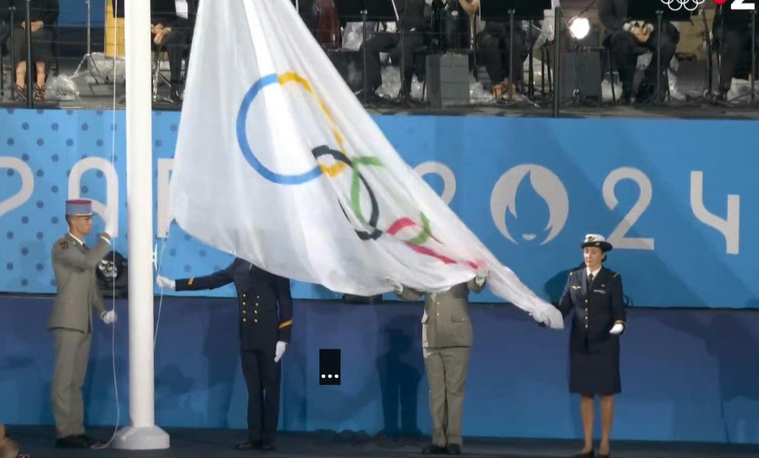 #奥运五环旗挂反了#按中国春节贴福字说法，奥运到了。 ​​​