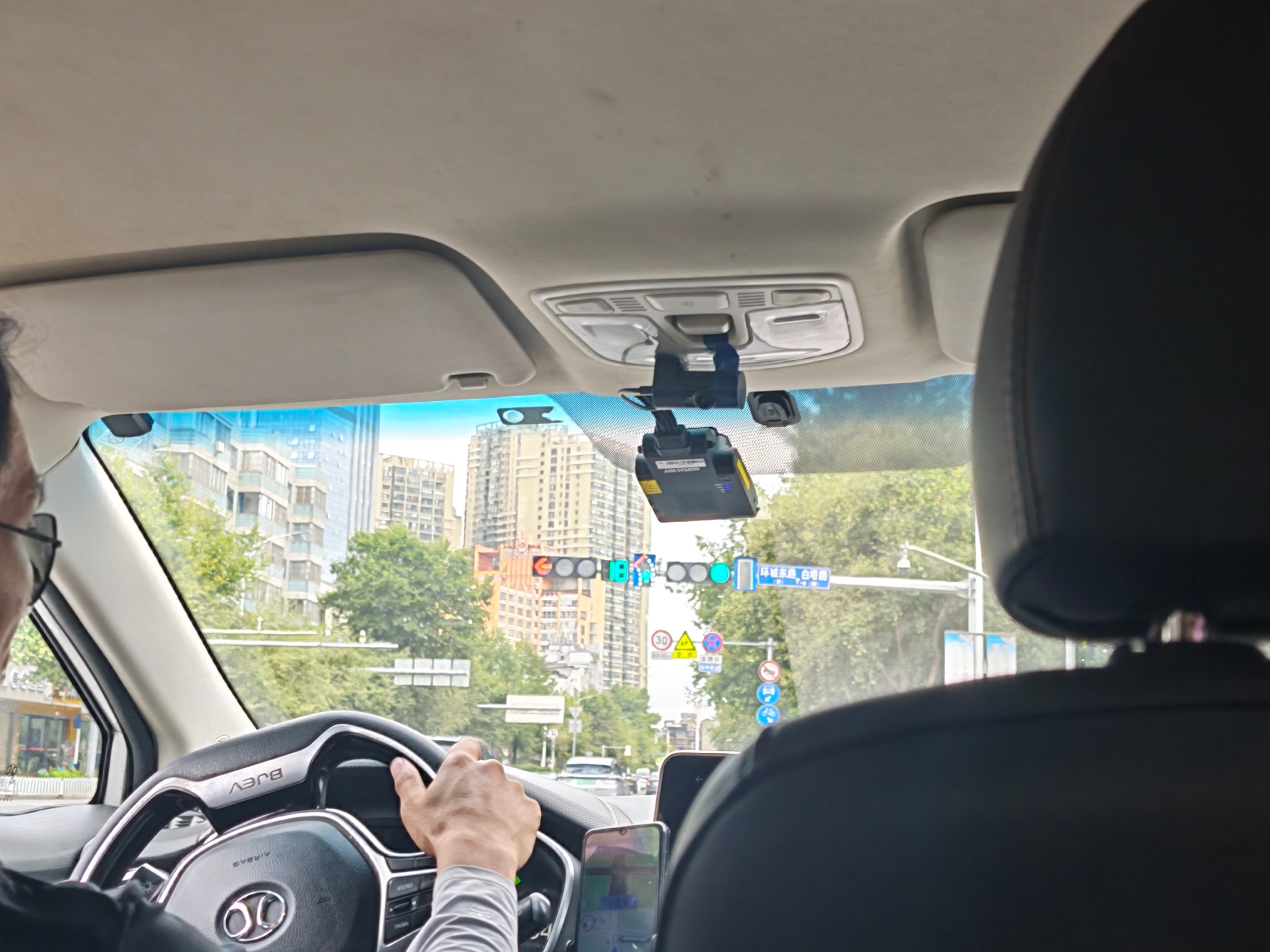 啊？？？打了个网约车，这没有车内后视镜？？？能上路吗