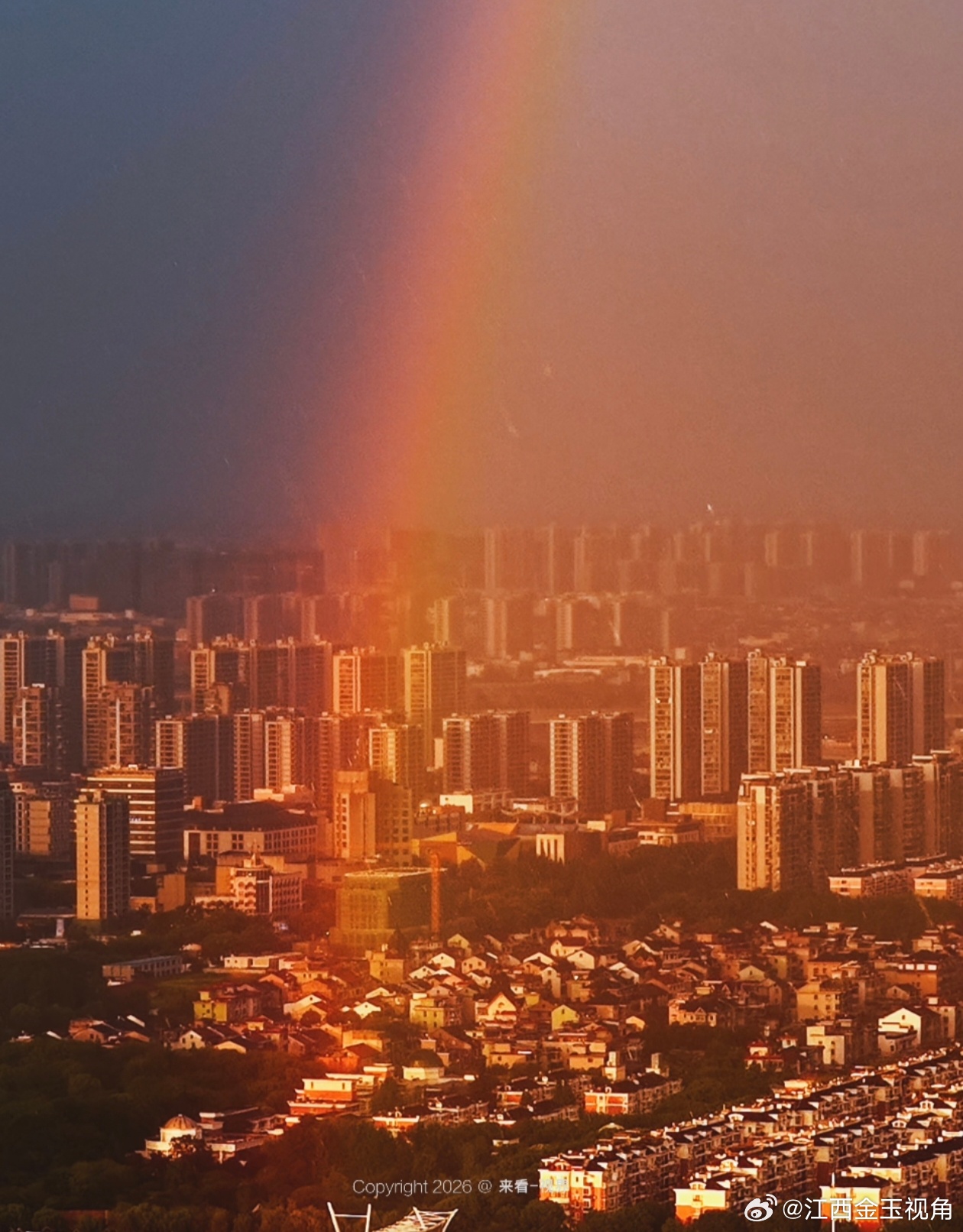 暴雨和彩虹同框是什么神仙画面 8月1日下午4点，杭州萧山上空上演了一场“冰火同框