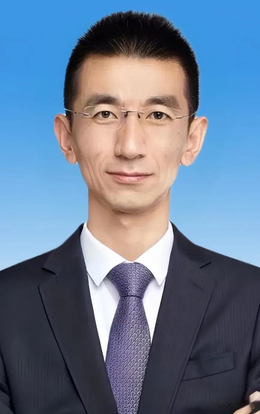 东方小孙成为众矢之的，甚至被网民说成“一无是处”，那么，咱来捋捋他不一般的完美履