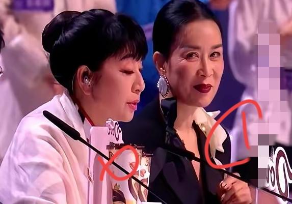 殷秀梅这一炮，算是把演艺圈的遮羞布彻底扯下来了。
听听她说的：现在的跨年晚会，哪