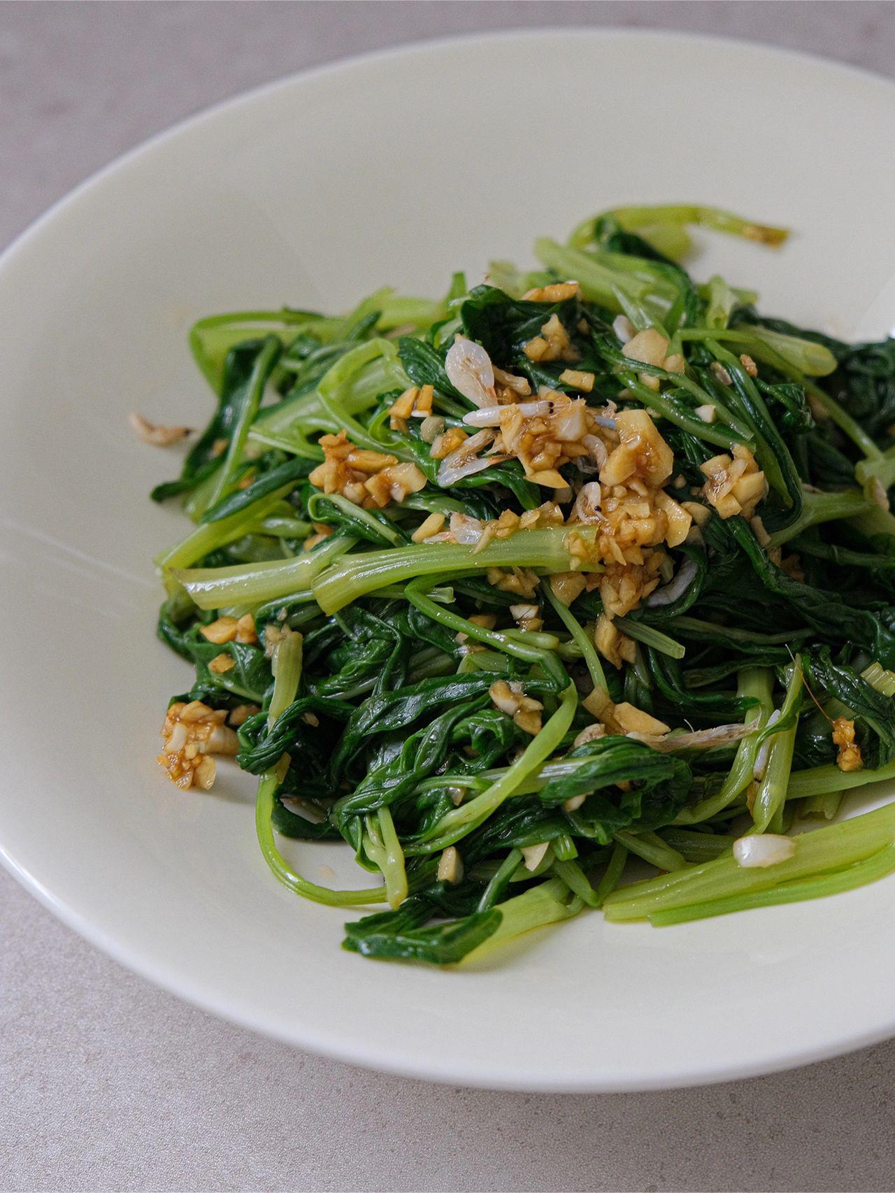 闷热的夏天，需要凉拌空心菜来拯救

蕹菜，别名空心菜，是我家夏季餐桌上出现频率最