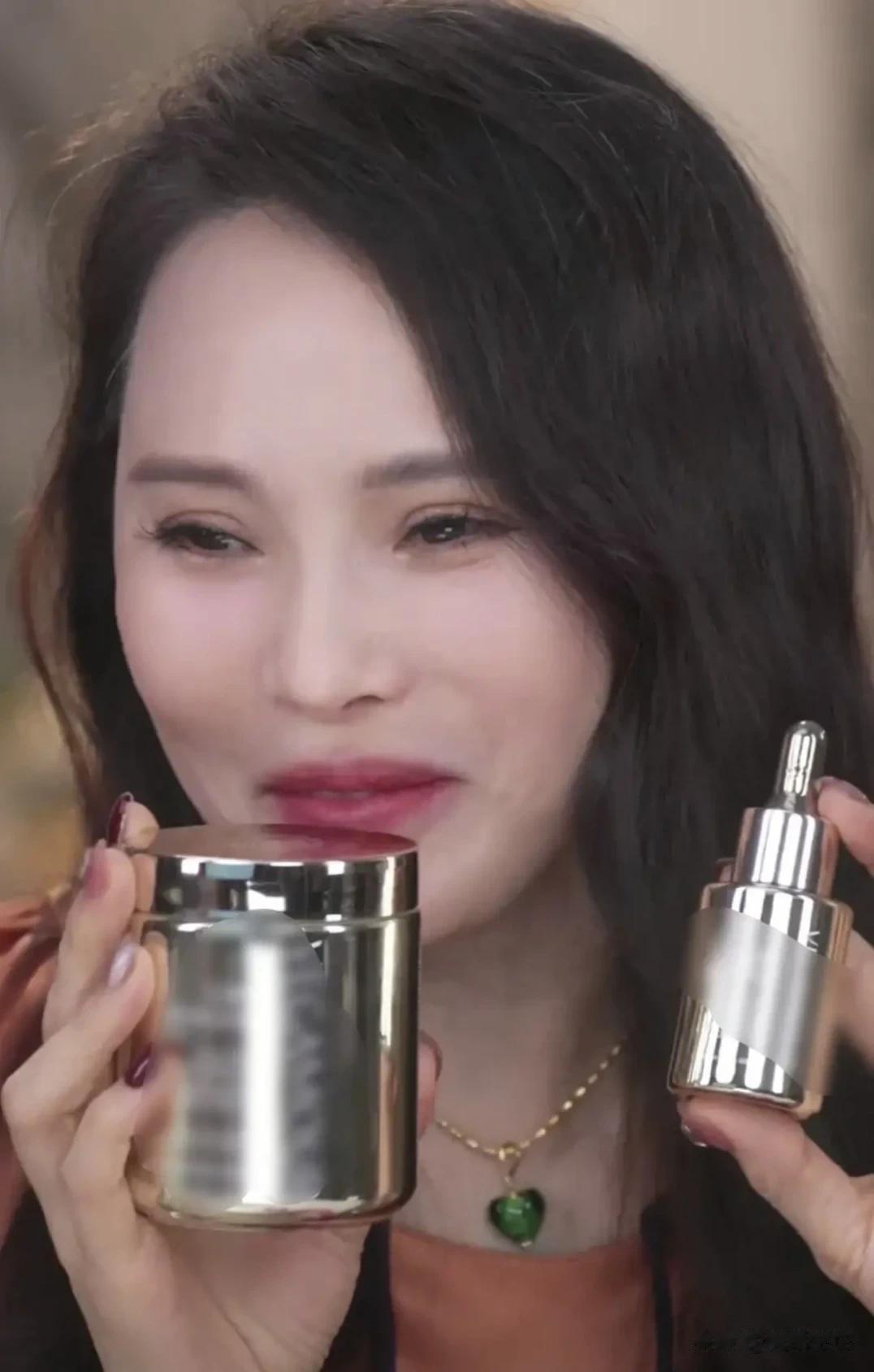 真的没想到，一代女神伊能静也去直播带货了，平时那么骄傲的她，能放下这个姿态真的很