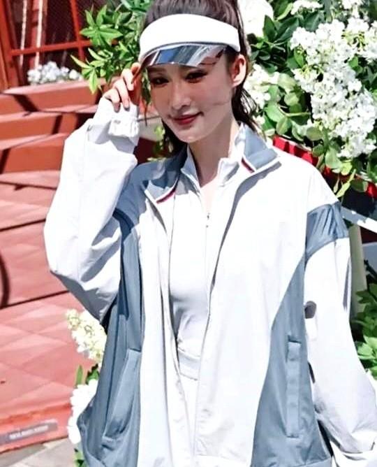 真想不到，女明星的腰也会有“游泳圈”？

前几天李沁在三里屯被拍，超短裙大长腿，