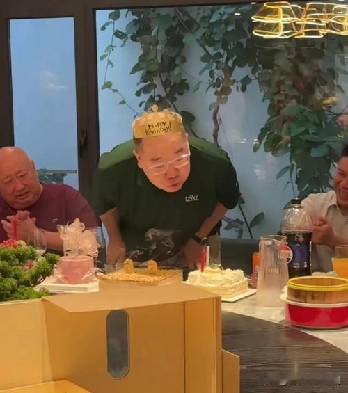 66岁的英达在北京某私房菜馆举办寿宴，现场布置满气球，LED屏滚动播放“英大导演